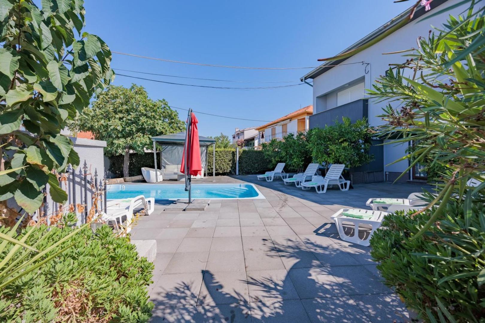זאדאר Crowonder Lucky Holiday House With Pool And Patio 30 Meters From The Beach מראה חיצוני תמונה