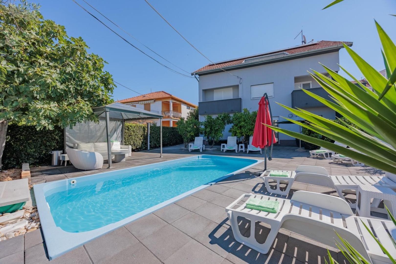 זאדאר Crowonder Lucky Holiday House With Pool And Patio 30 Meters From The Beach מראה חיצוני תמונה